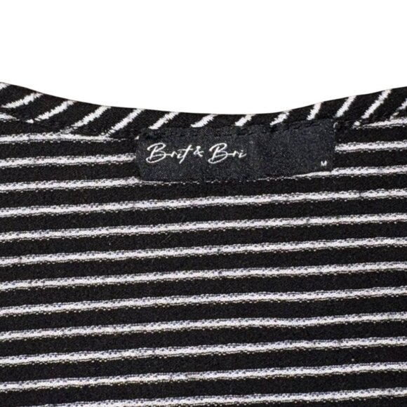 Brit & Bri V-Neck Adjustable Rushed Front Top-Black/White-M-GUC - Picture 4 of 6